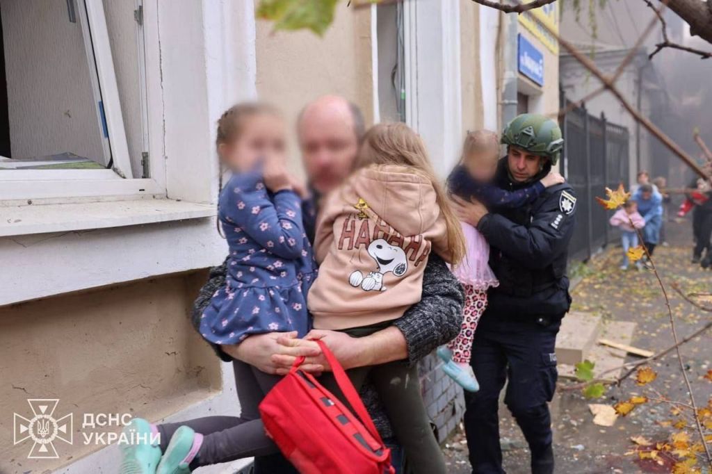 У Харкові рятувальники та поліцейські виносять дітей після російського удару по дитячому садку, — міністр внутрішніх справ України Ігор Клименко У Харкові рятувальники та поліцейські виносять дітей після російського удару по дитячому садку, — міністр внутрішніх справ України Ігор Клименко