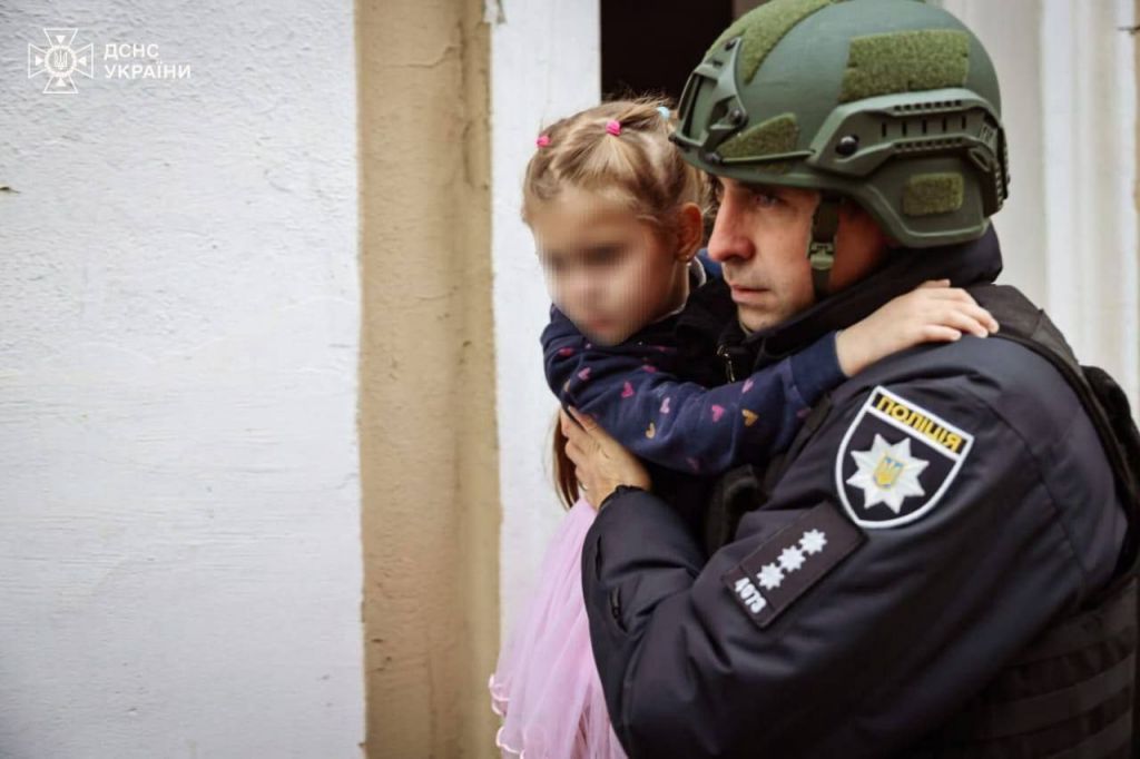 У Харкові рятувальники та поліцейські виносять дітей після російського удару по дитячому садку, — міністр внутрішніх справ України Ігор Клименко У Харкові рятувальники та поліцейські виносять дітей після російського удару по дитячому садку, — міністр внутрішніх справ України Ігор Клименко