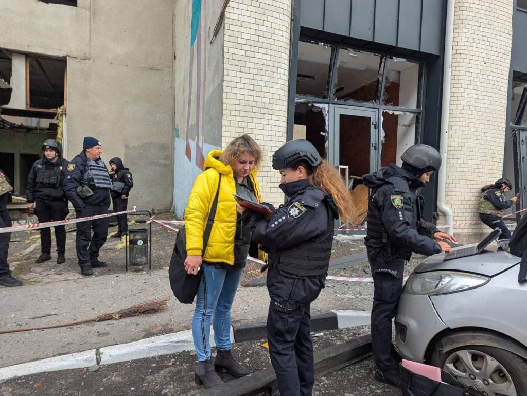 У Харкові рятувальники та поліцейські виносять дітей після російського удару по дитячому садку, — міністр внутрішніх справ України Ігор Клименко У Харкові рятувальники та поліцейські виносять дітей після російського удару по дитячому садку, — міністр внутрішніх справ України Ігор Клименко