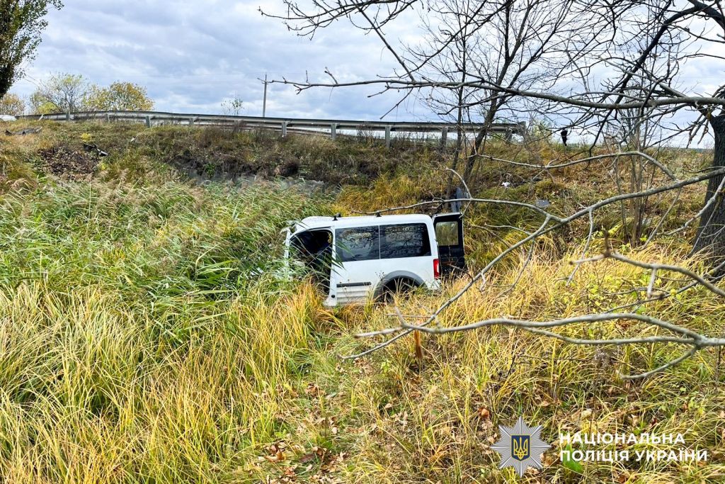На Рівненщині у кюветі знайшли авто із загиблим водієм(фото) На Рівненщині у кюветі знайшли авто із загиблим водієм(фото)