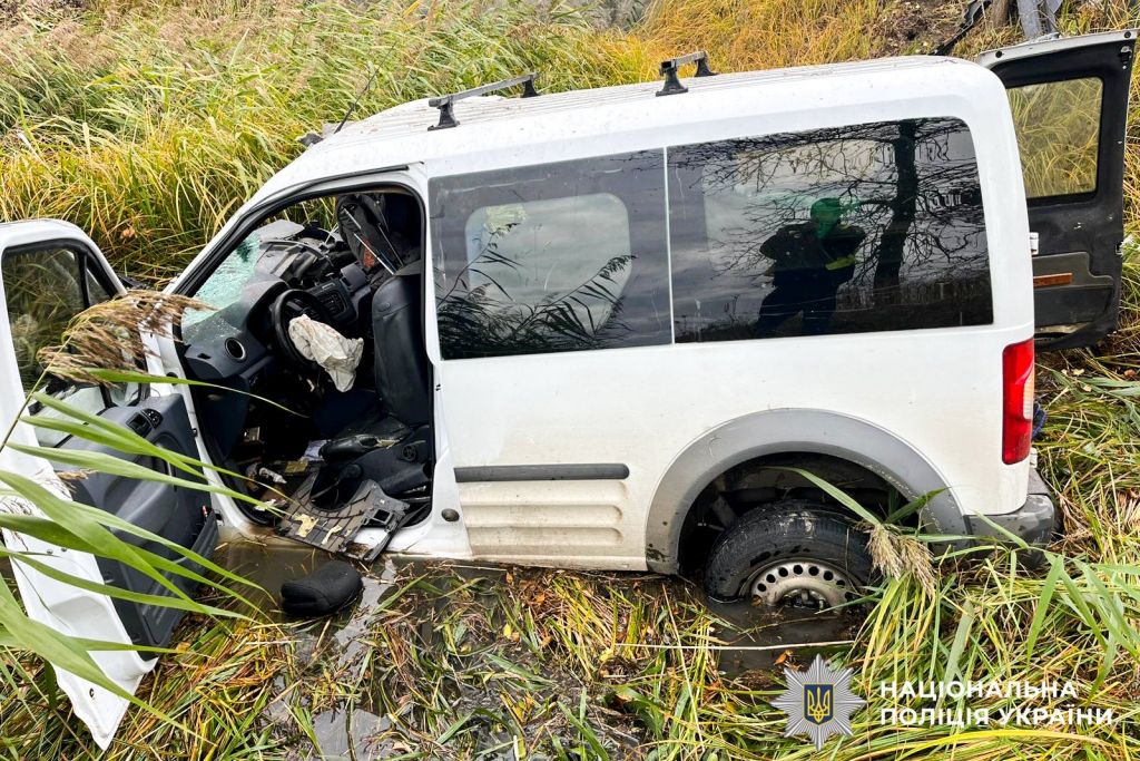 На Рівненщині у кюветі знайшли авто із загиблим водієм(фото) На Рівненщині у кюветі знайшли авто із загиблим водієм(фото)