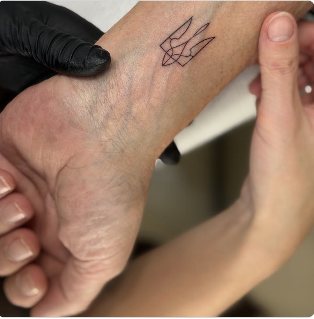 Герб України на зап’ясті: сенатор Італії ефектно показав солідарність із Києвом(фото) Герб України на зап’ясті: сенатор Італії ефектно показав солідарність із Києвом(фото)