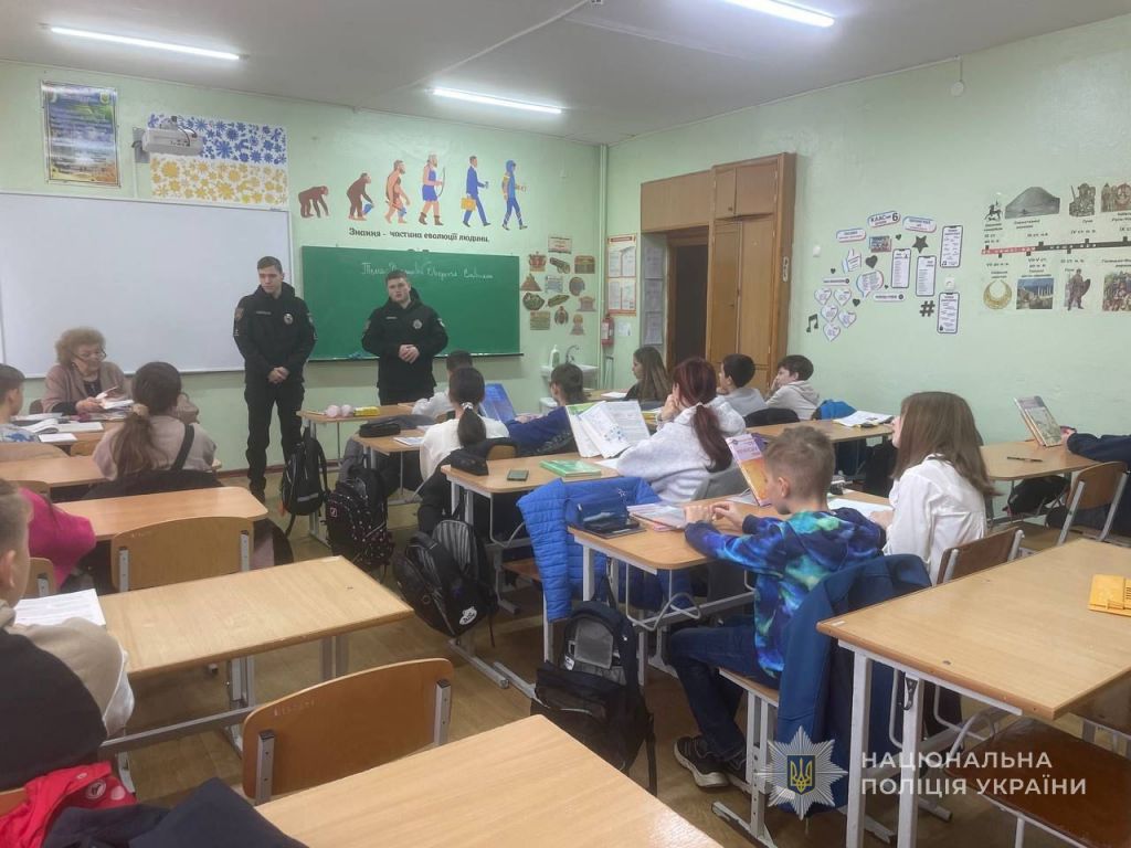 Ювенальні поліцейські навчали юних жителів Одеси розрізняти види насильства та знаходити шляхи зі складних ситуацій Ювенальні поліцейські навчали юних жителів Одеси розрізняти види насильства та знаходити шляхи зі складних ситуацій