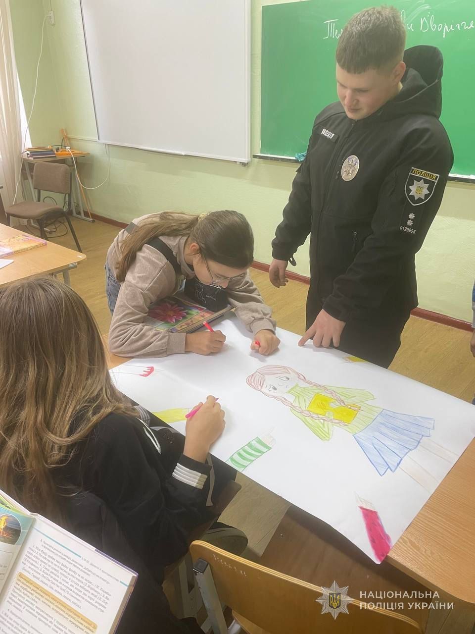 Ювенальні поліцейські навчали юних жителів Одеси розрізняти види насильства та знаходити шляхи зі складних ситуацій Ювенальні поліцейські навчали юних жителів Одеси розрізняти види насильства та знаходити шляхи зі складних ситуацій