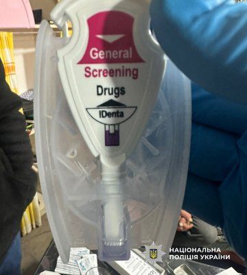 Маскував психотропи в губках для миття посуду та відправляв товаришу у виправну колонію: поліцейські затримали жителя Одеського району за наркозлочини(фото) Маскував психотропи в губках для миття посуду та відправляв товаришу у виправну колонію: поліцейські затримали жителя Одеського району за наркозлочини(фото)