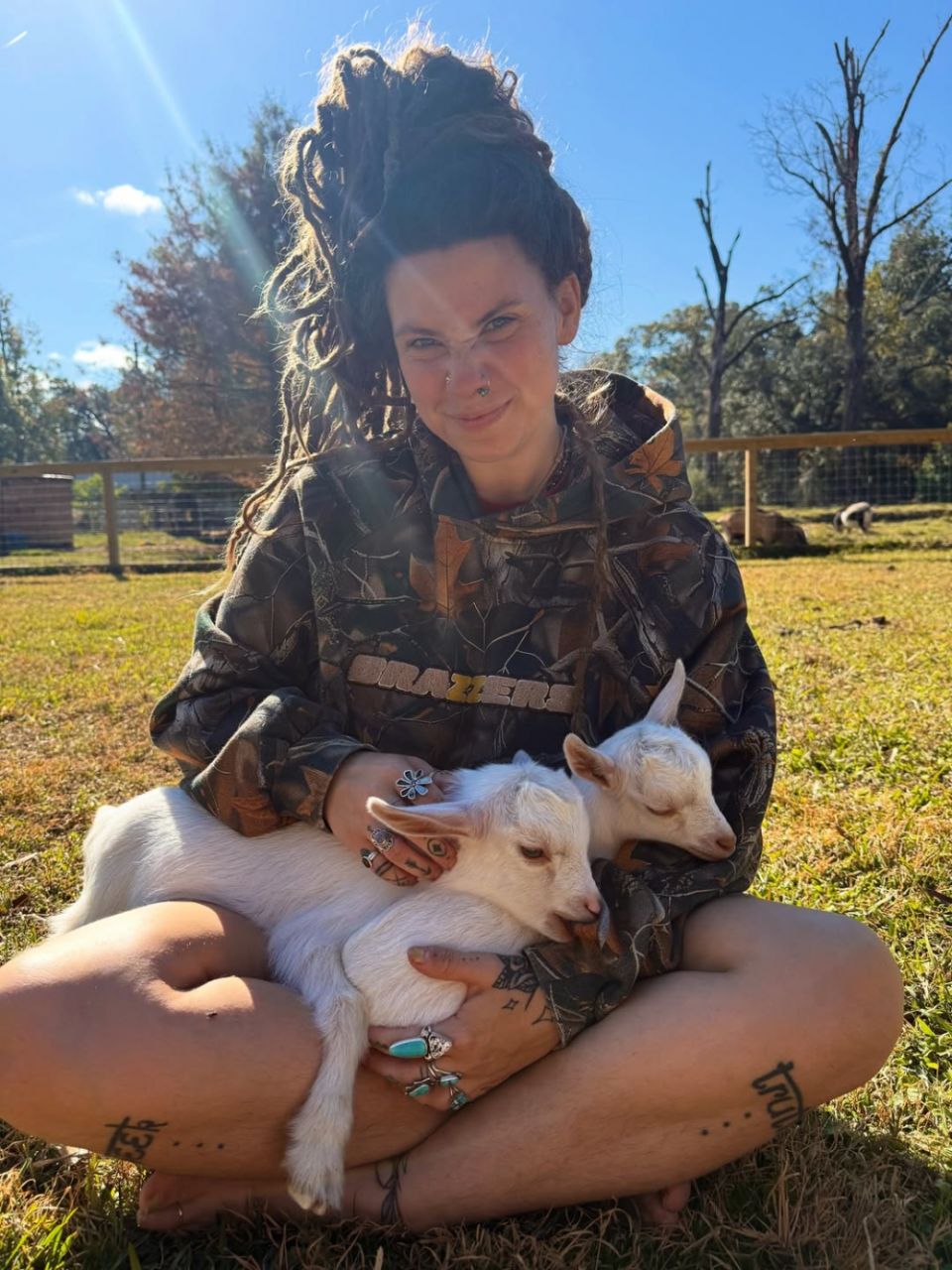 Модель 18+ відкрила ферму й заробляє статки біля кіз і вуликів (фото) Модель 18+ відкрила ферму й заробляє статки біля кіз і вуликів (фото)