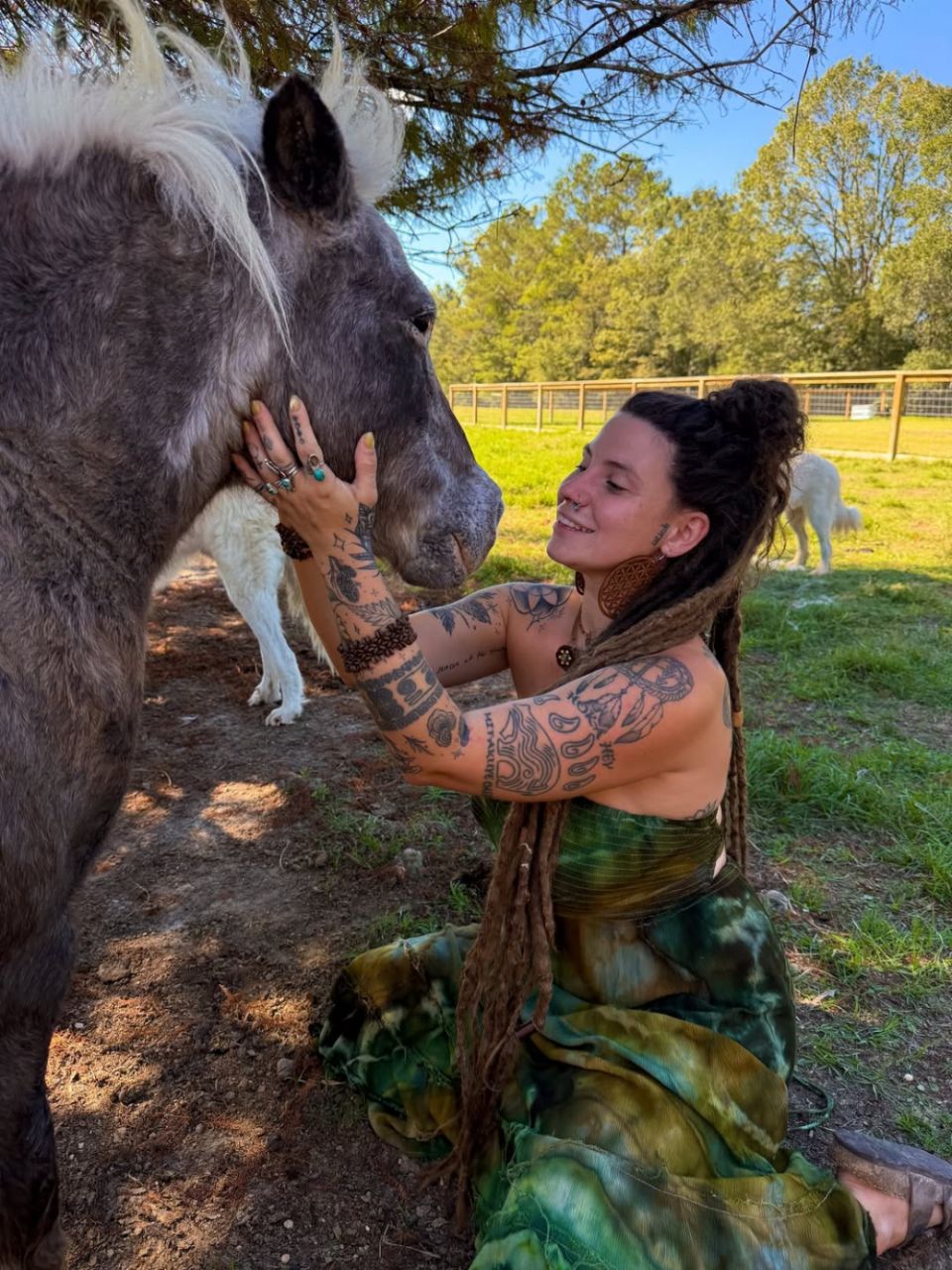 Модель 18+ відкрила ферму й заробляє статки біля кіз і вуликів (фото) Модель 18+ відкрила ферму й заробляє статки біля кіз і вуликів (фото)