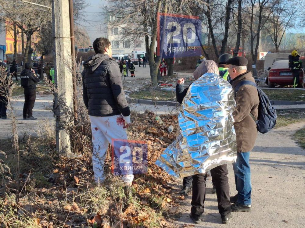 З-під завалів дістають тіла: показали наслідки російського терору в Тернополі (фото) З-під завалів дістають тіла: показали наслідки російського терору в Тернополі (фото)