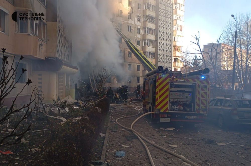 З-під завалів дістають тіла: показали наслідки російського терору в Тернополі (фото) З-під завалів дістають тіла: показали наслідки російського терору в Тернополі (фото)