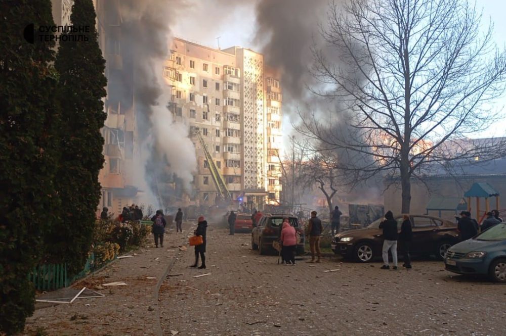 З-під завалів дістають тіла: показали наслідки російського терору в Тернополі (фото) З-під завалів дістають тіла: показали наслідки російського терору в Тернополі (фото)
