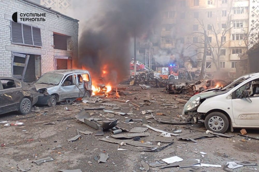 З-під завалів дістають тіла: показали наслідки російського терору в Тернополі (фото) З-під завалів дістають тіла: показали наслідки російського терору в Тернополі (фото)