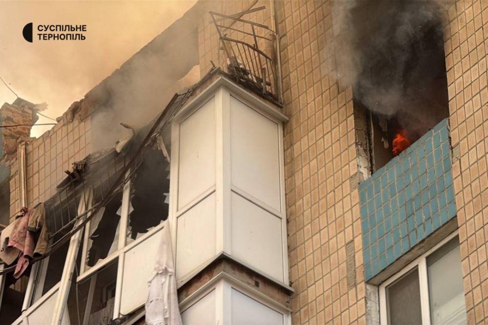 З-під завалів дістають тіла: показали наслідки російського терору в Тернополі (фото) З-під завалів дістають тіла: показали наслідки російського терору в Тернополі (фото)