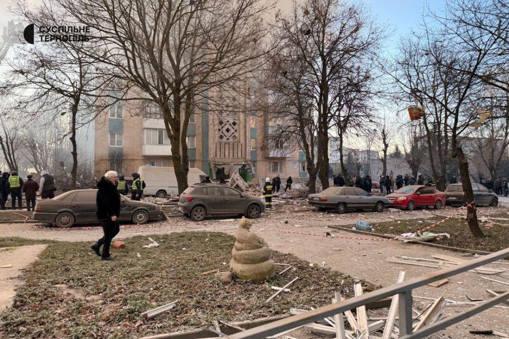 З-під завалів дістають тіла: показали наслідки російського терору в Тернополі (фото) З-під завалів дістають тіла: показали наслідки російського терору в Тернополі (фото)