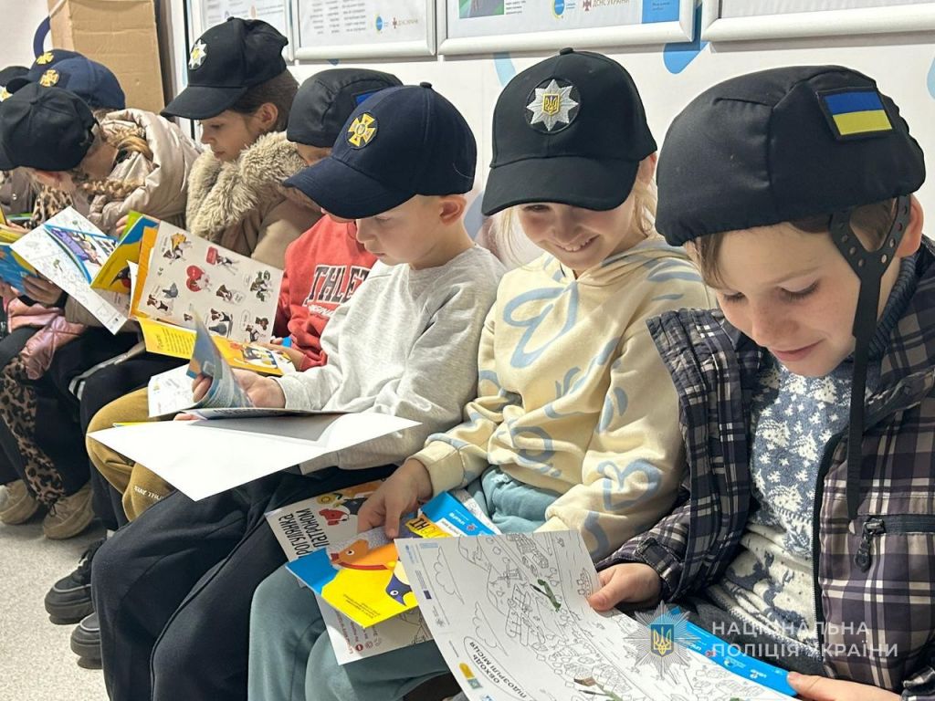 Мобільні класи безпеки продовжують подорожувати Одещиною для навчання дітей безпеці життєдіяльності в умовах війни Мобільні класи безпеки продовжують подорожувати Одещиною для навчання дітей безпеці життєдіяльності в умовах війни