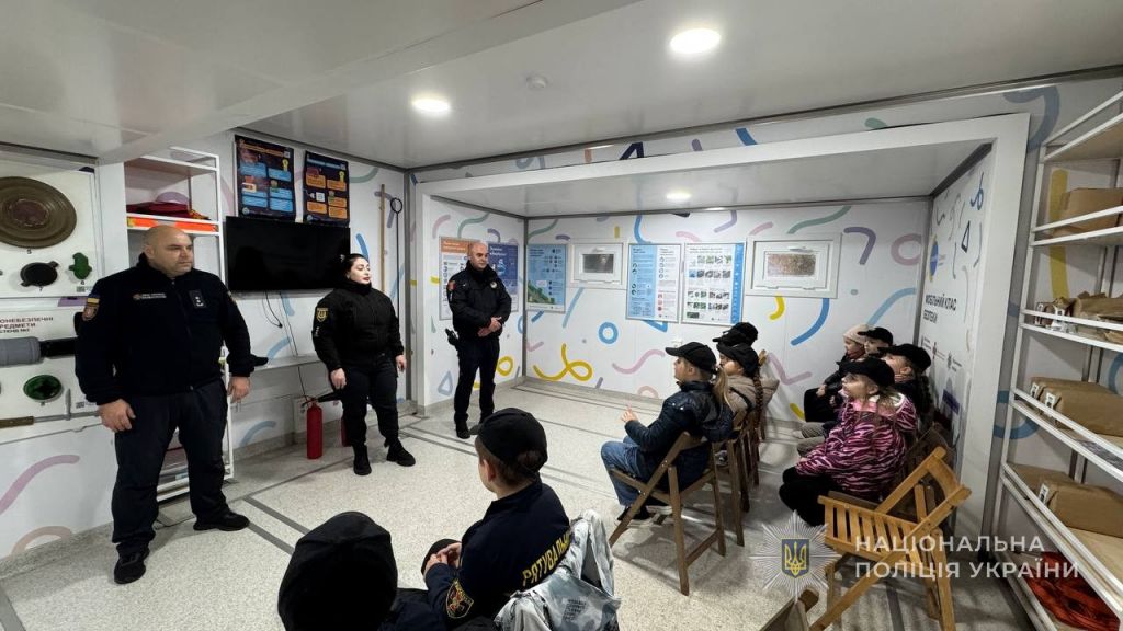 Мобільні класи безпеки продовжують подорожувати Одещиною для навчання дітей безпеці життєдіяльності в умовах війни Мобільні класи безпеки продовжують подорожувати Одещиною для навчання дітей безпеці життєдіяльності в умовах війни