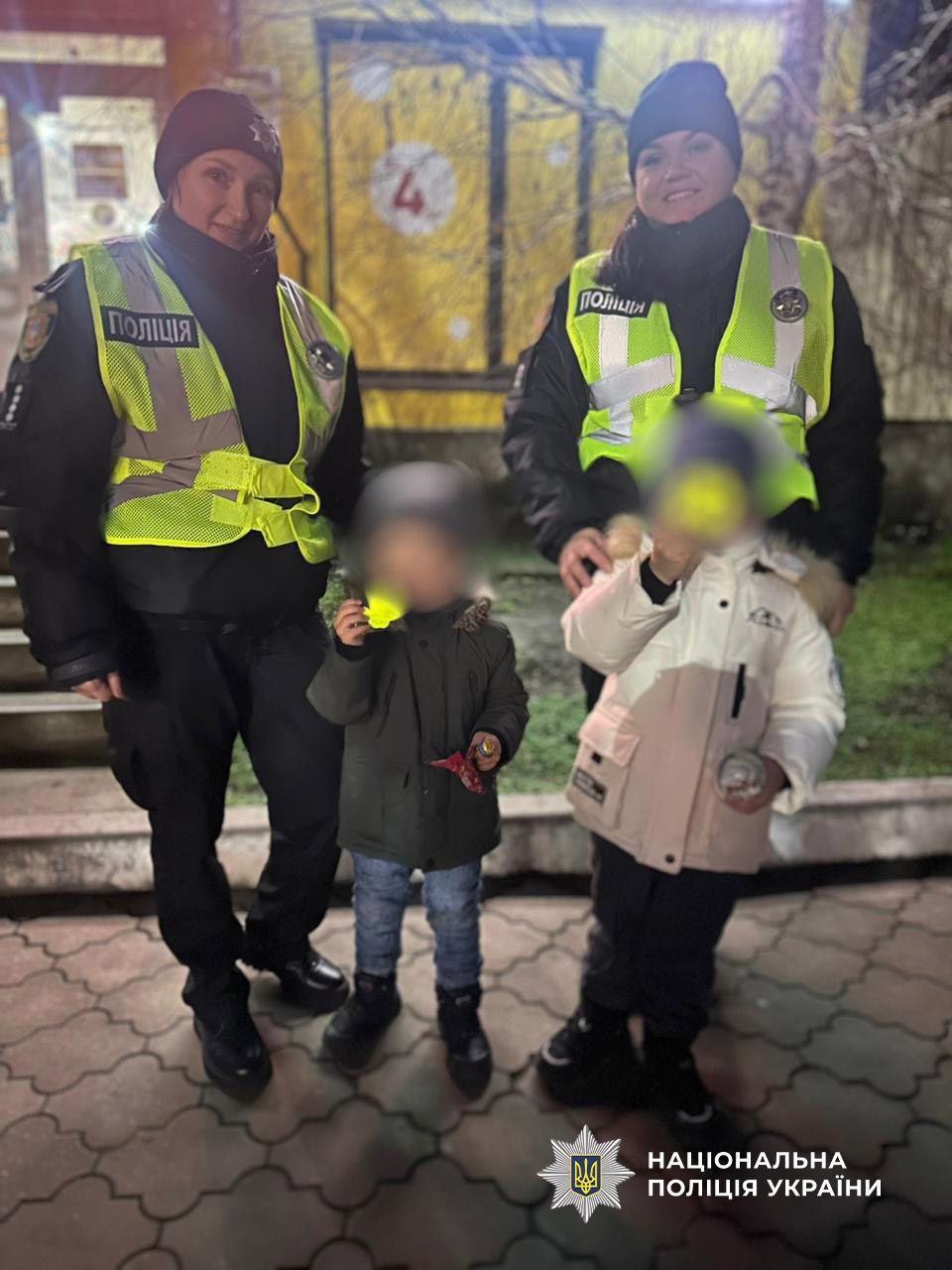 Поліцейські навчають громадян робити себе помітними на дорозі в темну пору доби Поліцейські навчають громадян робити себе помітними на дорозі в темну пору доби