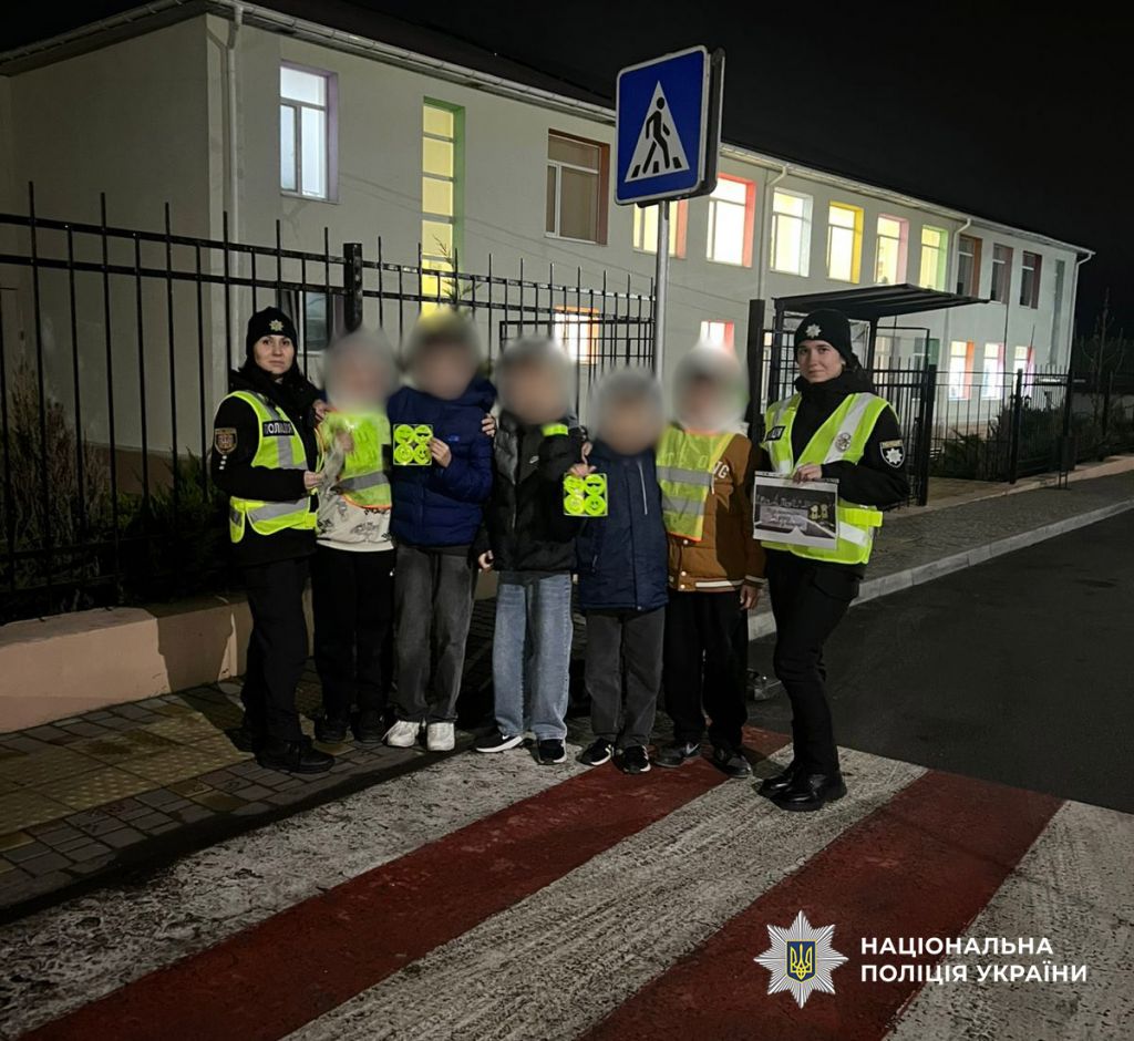 Поліцейські навчають громадян робити себе помітними на дорозі в темну пору доби Поліцейські навчають громадян робити себе помітними на дорозі в темну пору доби
