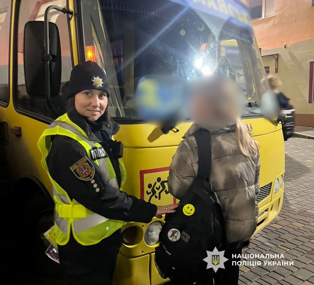 Поліцейські навчають громадян робити себе помітними на дорозі в темну пору доби Поліцейські навчають громадян робити себе помітними на дорозі в темну пору доби