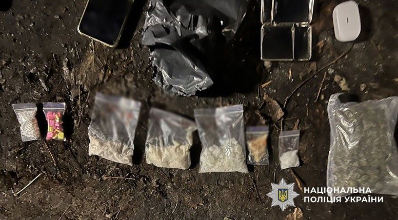 У Києві затримали 18-річну наркодилерку з великою партією "товару" У Києві затримали 18-річну наркодилерку з великою партією "товару"