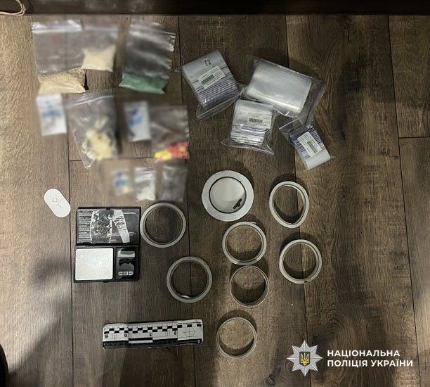 У Києві затримали 18-річну наркодилерку з великою партією "товару" У Києві затримали 18-річну наркодилерку з великою партією "товару"