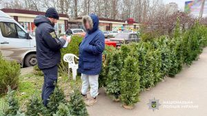 Правоохоронці проводять профілактичні рейди на ялинкових базарах та ярмарках Правоохоронці проводять профілактичні рейди на ялинкових базарах та ярмарках