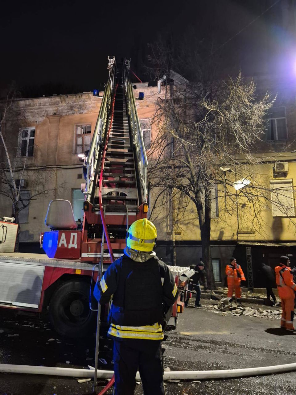 Ворожа атака на Одесу: в МВА показали, як ліквідовують наслідки(фото) Ворожа атака на Одесу: в МВА показали, як ліквідовують наслідки(фото)
