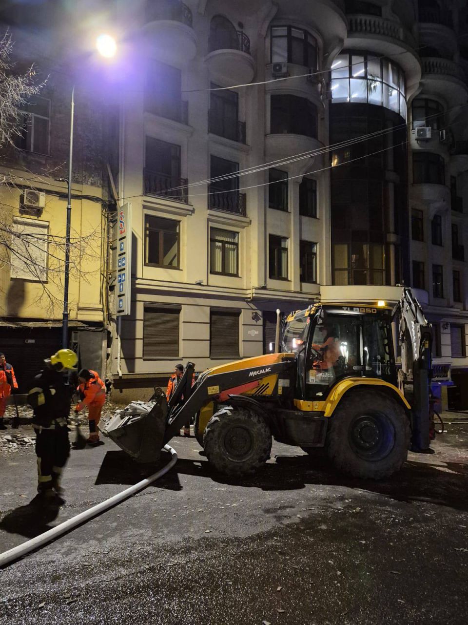 Ворожа атака на Одесу: в МВА показали, як ліквідовують наслідки(фото) Ворожа атака на Одесу: в МВА показали, як ліквідовують наслідки(фото)