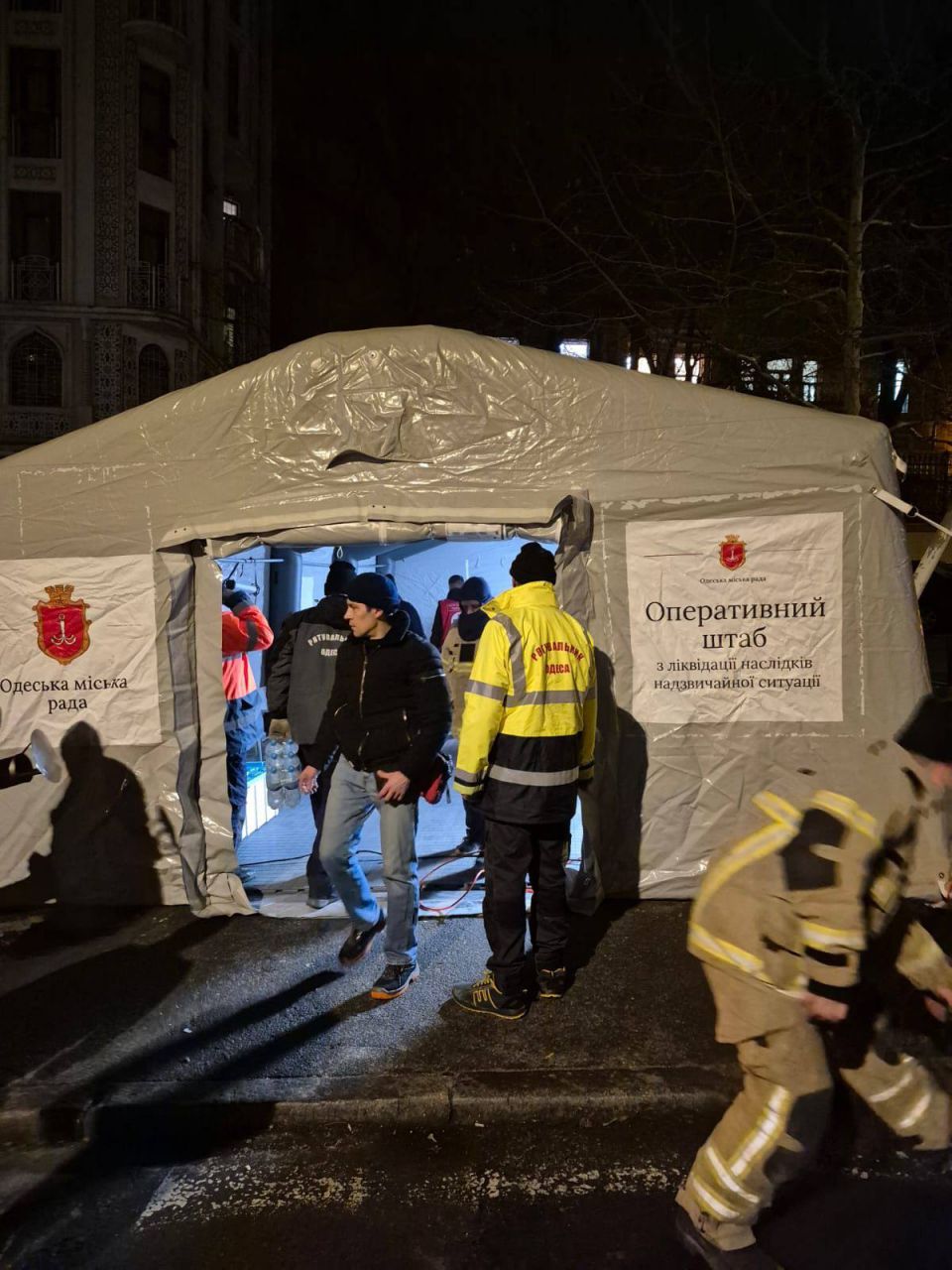 Ворожа атака на Одесу: в МВА показали, як ліквідовують наслідки(фото) Ворожа атака на Одесу: в МВА показали, як ліквідовують наслідки(фото)