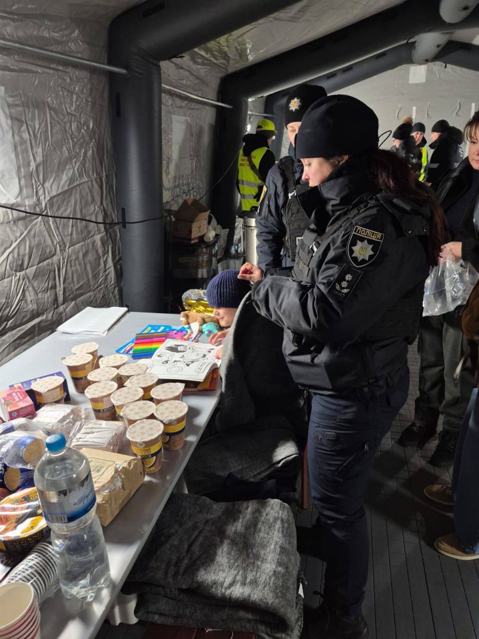 Ворожа атака на Одесу: в МВА показали, як ліквідовують наслідки(фото) Ворожа атака на Одесу: в МВА показали, як ліквідовують наслідки(фото)