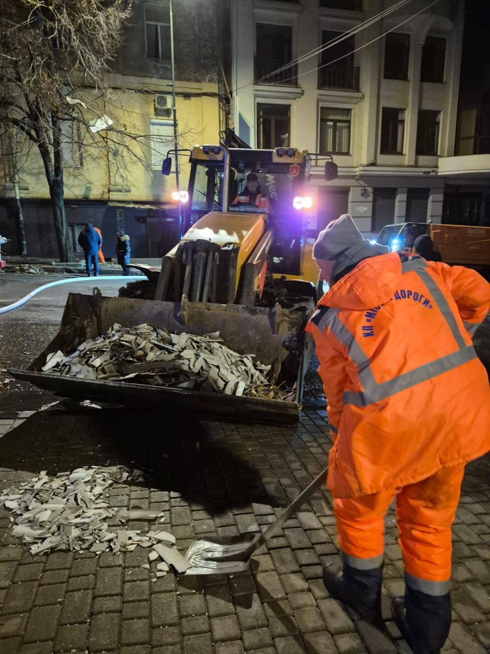 Ворожа атака на Одесу: в МВА показали, як ліквідовують наслідки(фото) Ворожа атака на Одесу: в МВА показали, як ліквідовують наслідки(фото)