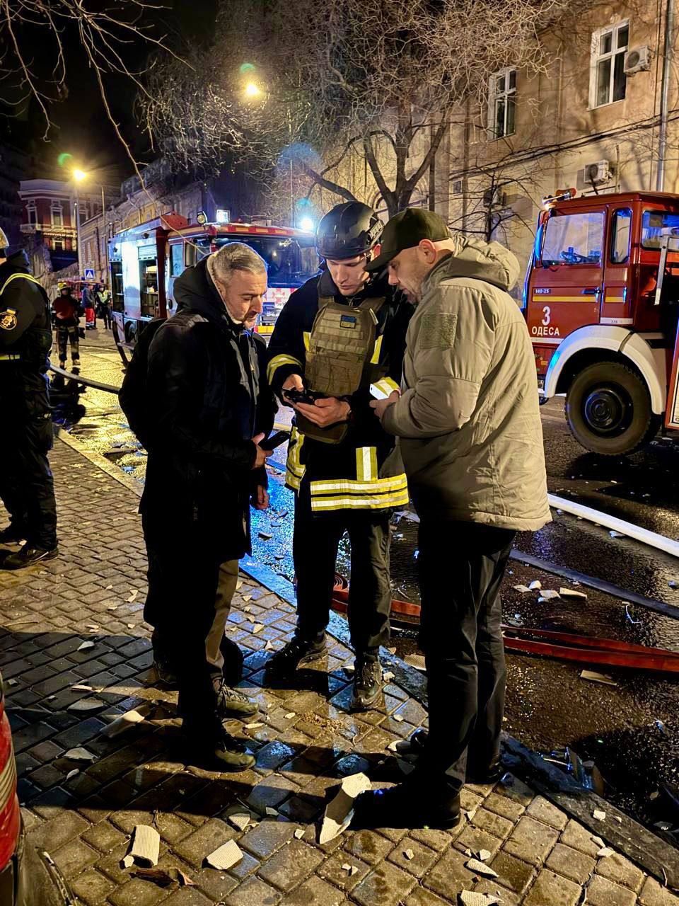 Ворожа атака на Одесу: в МВА показали, як ліквідовують наслідки(фото) Ворожа атака на Одесу: в МВА показали, як ліквідовують наслідки(фото)