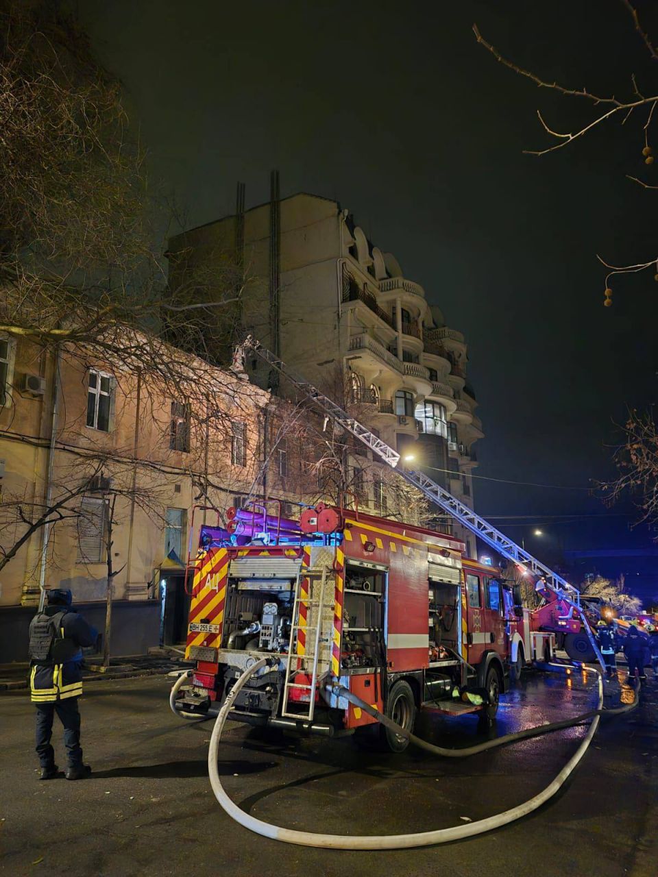 Ворожа атака на Одесу: в МВА показали, як ліквідовують наслідки(фото) Ворожа атака на Одесу: в МВА показали, як ліквідовують наслідки(фото)