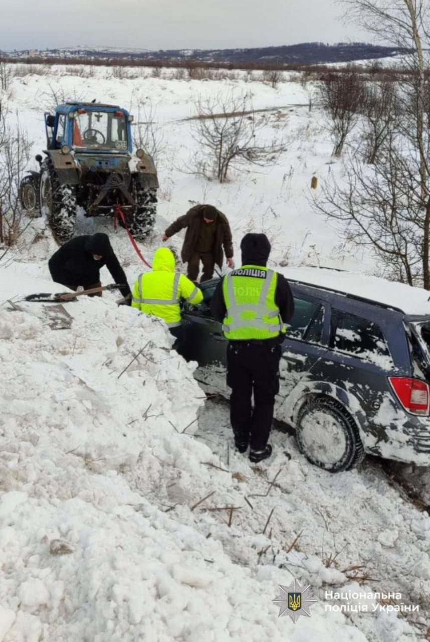 Минулого тижня рятувальники ДСНС здійснили понад 6000 виїздів для ліквідації надзвичайних ситуацій і врятували 173 людини. Минулого тижня рятувальники ДСНС здійснили понад 6000 виїздів для ліквідації надзвичайних ситуацій і врятували 173 людини.