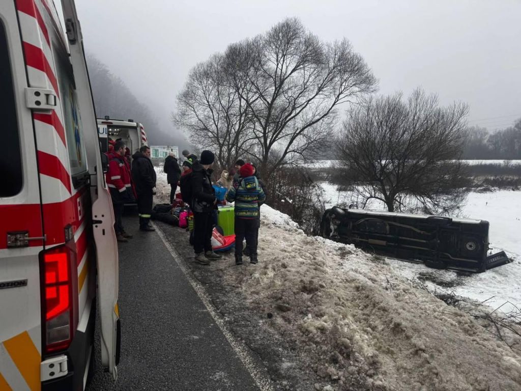 На Закарпатті в ДТП потрапив мікроавтобус з дітьми, які їхали на відпочинок до Карпат(фото) На Закарпатті в ДТП потрапив мікроавтобус з дітьми, які їхали на відпочинок до Карпат(фото)
