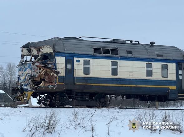 На Житомирщині вантажівка протаранила поїзд: травмований машиніст(фото) На Житомирщині вантажівка протаранила поїзд: травмований машиніст(фото)