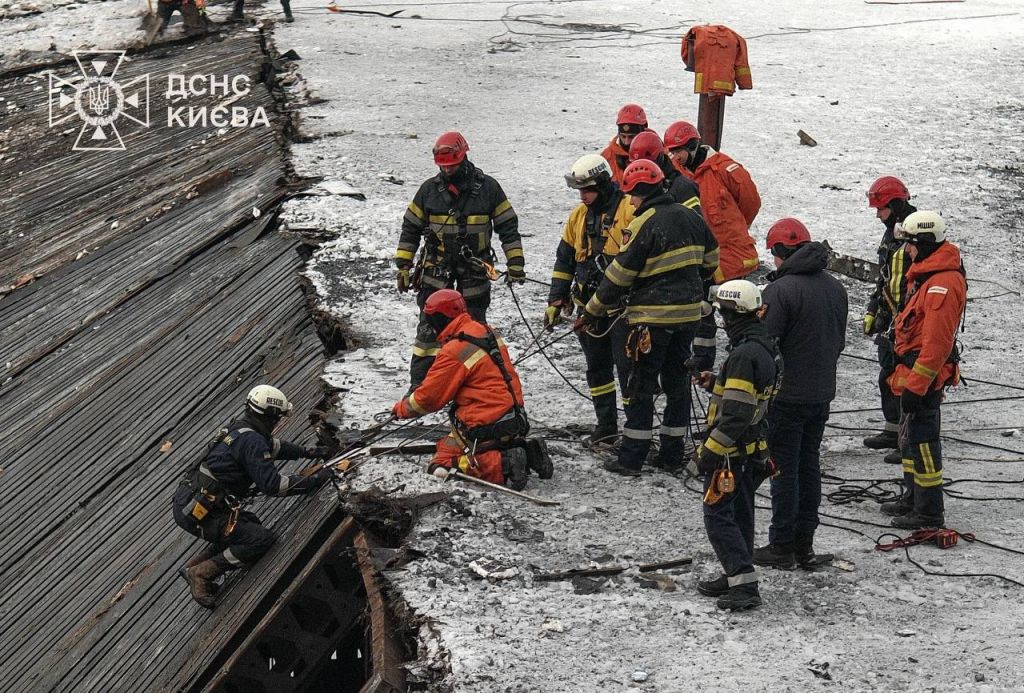 Ситуація у Києві залишається надскладною. Підрозділи ДСНС України працюють у максимальному складі, додатково залучені придані сили з інших регіонів(фото) Ситуація у Києві залишається надскладною. Підрозділи ДСНС України працюють у максимальному складі, додатково залучені придані сили з інших регіонів(фото)
