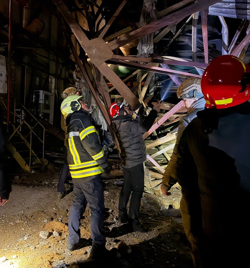 Ситуація у Києві залишається надскладною. Підрозділи ДСНС України працюють у максимальному складі, додатково залучені придані сили з інших регіонів(фото) Ситуація у Києві залишається надскладною. Підрозділи ДСНС України працюють у максимальному складі, додатково залучені придані сили з інших регіонів(фото)