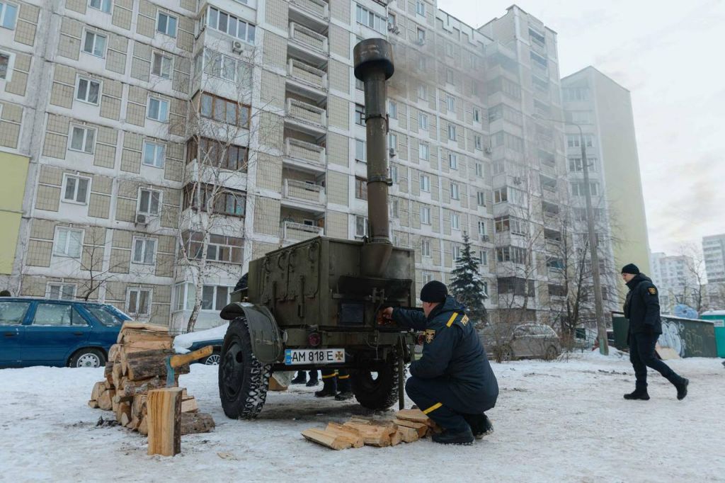Ситуація у Києві залишається надскладною. Підрозділи ДСНС України працюють у максимальному складі, додатково залучені придані сили з інших регіонів(фото) Ситуація у Києві залишається надскладною. Підрозділи ДСНС України працюють у максимальному складі, додатково залучені придані сили з інших регіонів(фото)