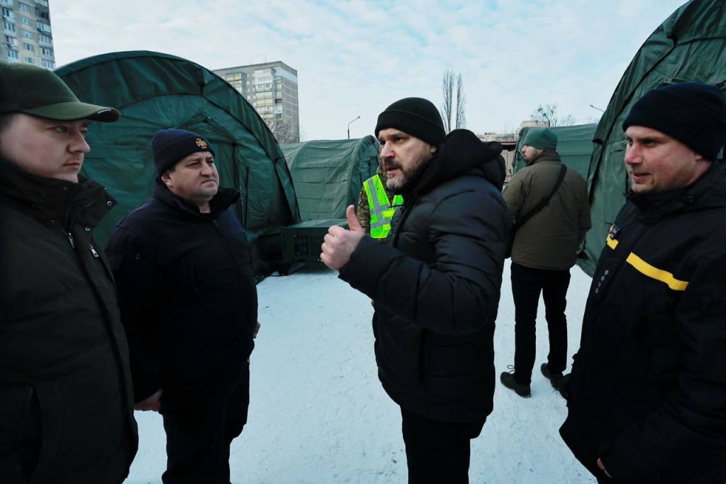 Ситуація у Києві залишається надскладною. Підрозділи ДСНС України працюють у максимальному складі, додатково залучені придані сили з інших регіонів(фото) Ситуація у Києві залишається надскладною. Підрозділи ДСНС України працюють у максимальному складі, додатково залучені придані сили з інших регіонів(фото)