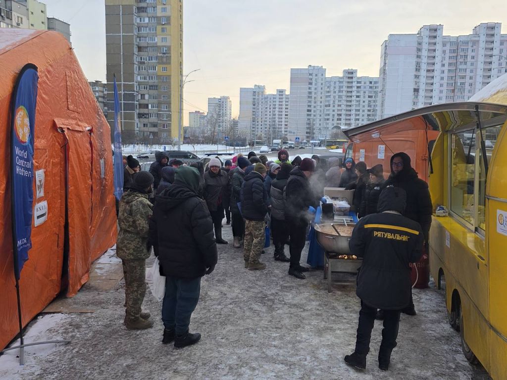 Ситуація у Києві залишається надскладною. Підрозділи ДСНС України працюють у максимальному складі, додатково залучені придані сили з інших регіонів(фото) Ситуація у Києві залишається надскладною. Підрозділи ДСНС України працюють у максимальному складі, додатково залучені придані сили з інших регіонів(фото)
