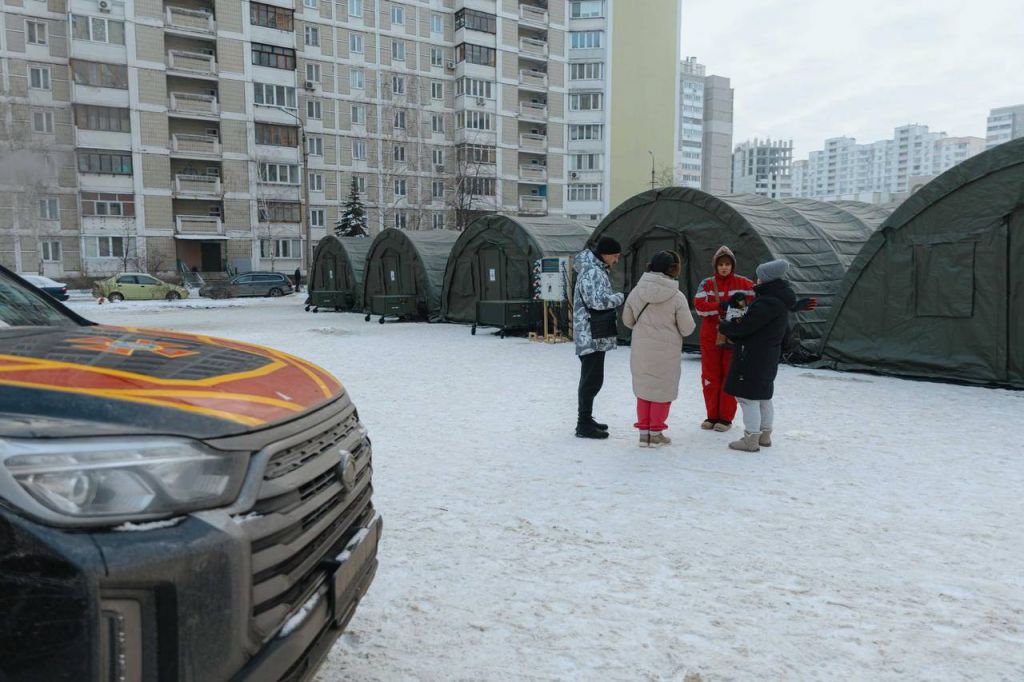Ситуація у Києві залишається надскладною. Підрозділи ДСНС України працюють у максимальному складі, додатково залучені придані сили з інших регіонів(фото) Ситуація у Києві залишається надскладною. Підрозділи ДСНС України працюють у максимальному складі, додатково залучені придані сили з інших регіонів(фото)
