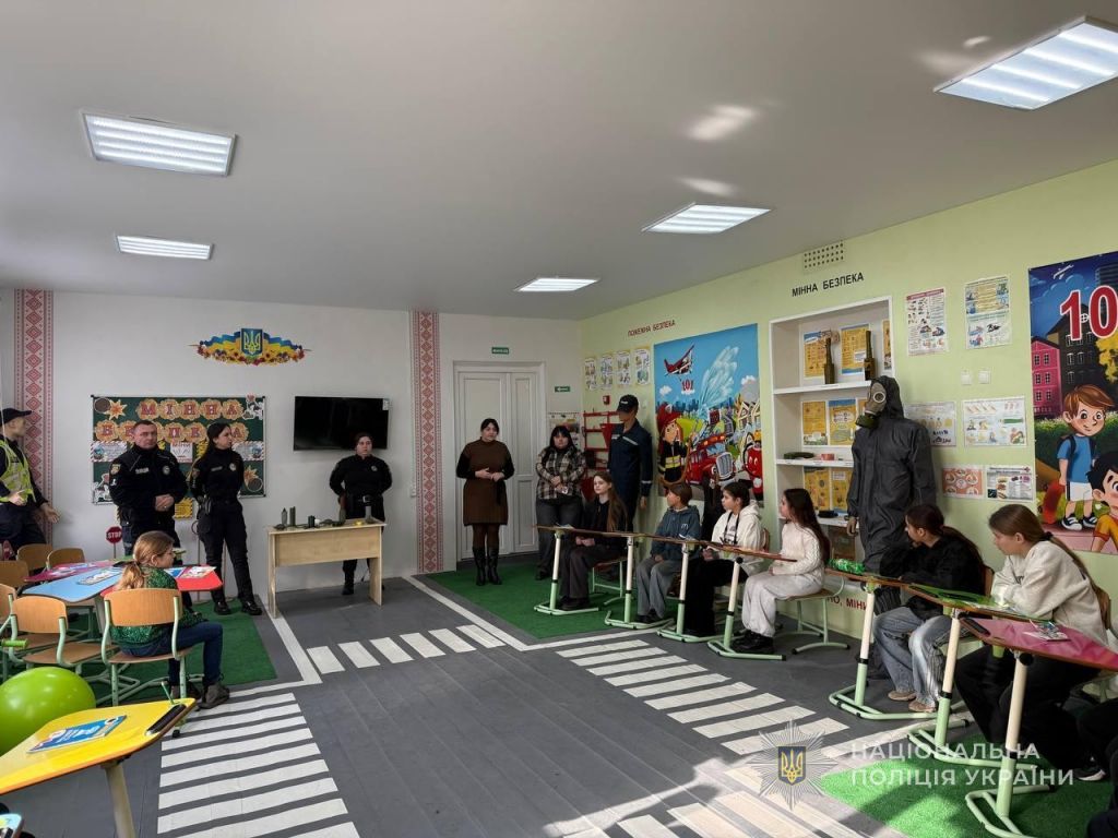 Від пасток в інтернеті до мінної небезпеки: профілактичні заходи поліцейських для підлітків тривають Від пасток в інтернеті до мінної небезпеки: профілактичні заходи поліцейських для підлітків тривають