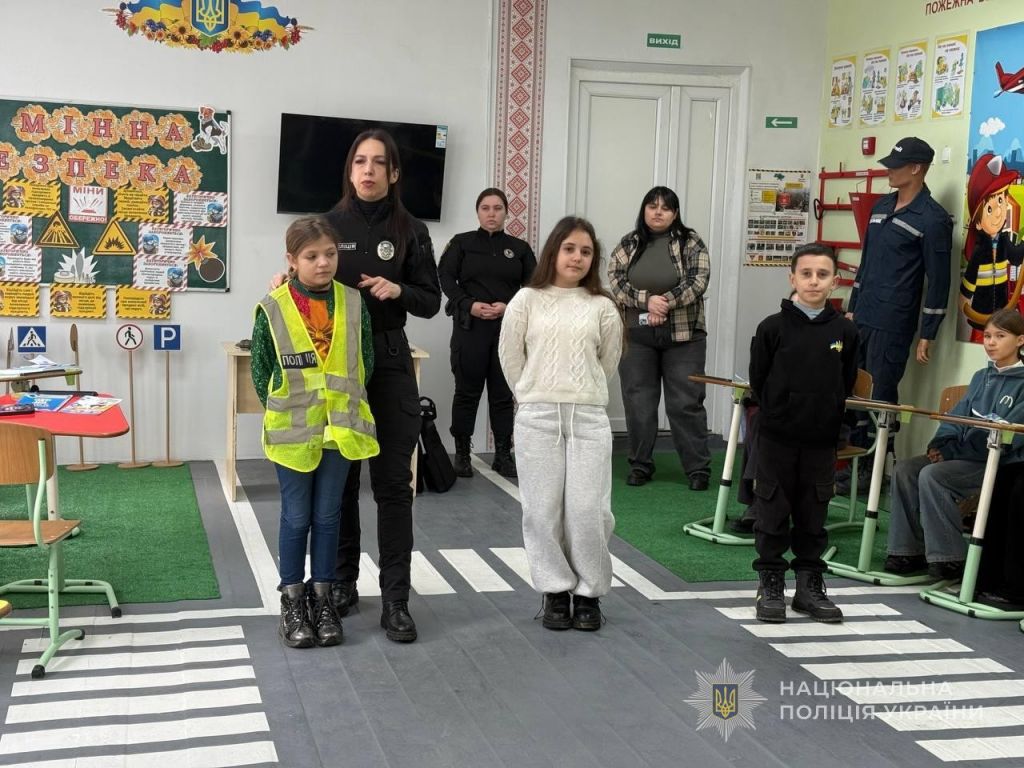 Від пасток в інтернеті до мінної небезпеки: профілактичні заходи поліцейських для підлітків тривають Від пасток в інтернеті до мінної небезпеки: профілактичні заходи поліцейських для підлітків тривають