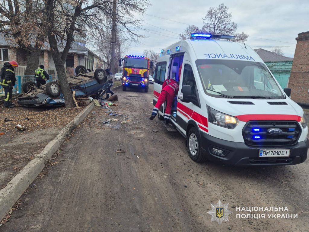 На Сумщині ВАЗ врізався в дерево та перекинувся На Сумщині ВАЗ врізався в дерево та перекинувся