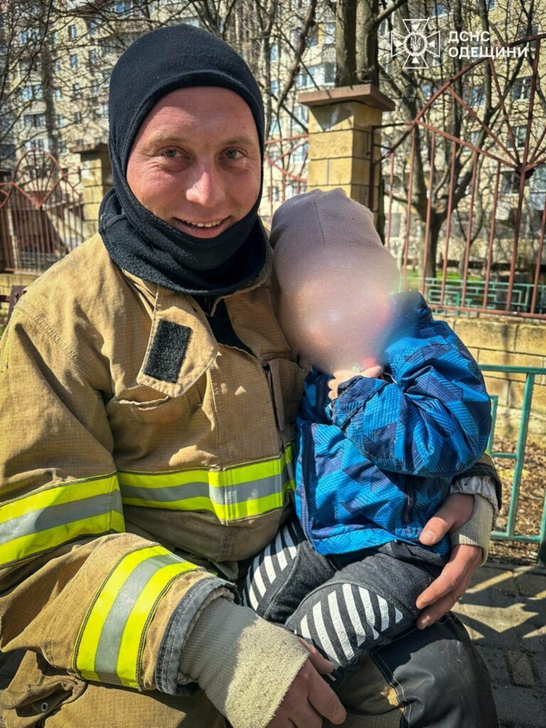 В Одесі дворічний хлопчик упав у відкритий люк В Одесі дворічний хлопчик упав у відкритий люк