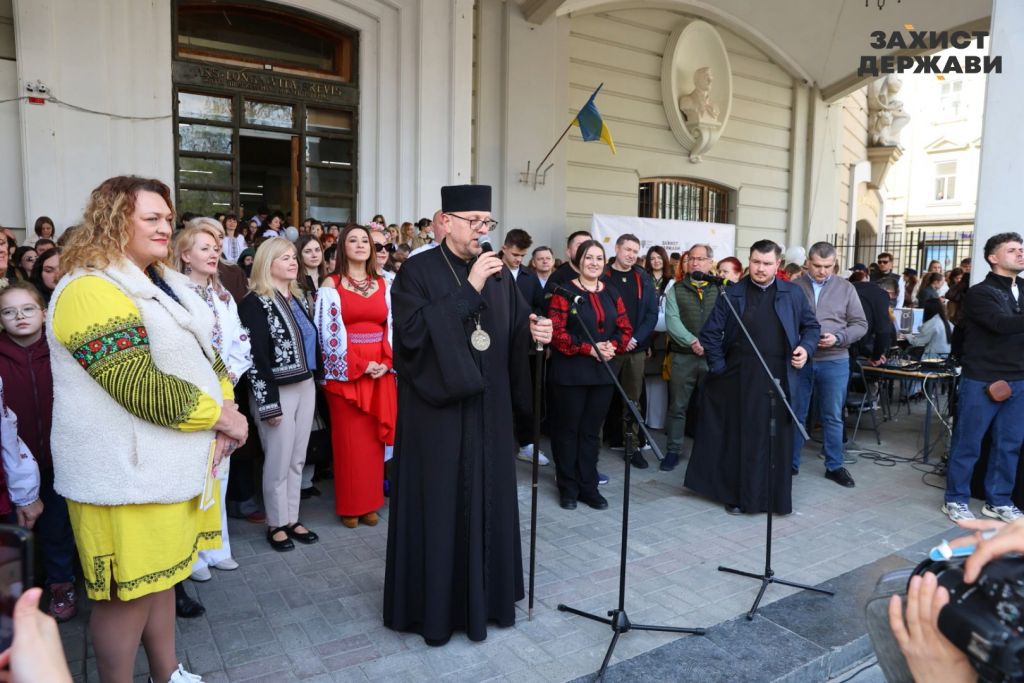 Рекорд України: у Львові сотні людей одночасно створили 1720 писанок Рекорд України: у Львові сотні людей одночасно створили 1720 писанок