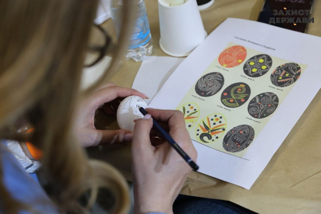 Рекорд України: у Львові сотні людей одночасно створили 1720 писанок Рекорд України: у Львові сотні людей одночасно створили 1720 писанок