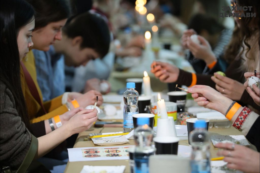 Рекорд України: у Львові сотні людей одночасно створили 1720 писанок Рекорд України: у Львові сотні людей одночасно створили 1720 писанок