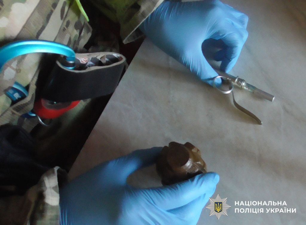 У Києві судитимуть чоловіка, який погрожував сину гранатою через галас у квартирі(фото) У Києві судитимуть чоловіка, який погрожував сину гранатою через галас у квартирі(фото)