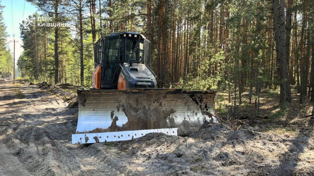 Масштабна пожежа в Зоні відчудження: вітер поширює вогонь(фото) Масштабна пожежа в Зоні відчудження: вітер поширює вогонь(фото)